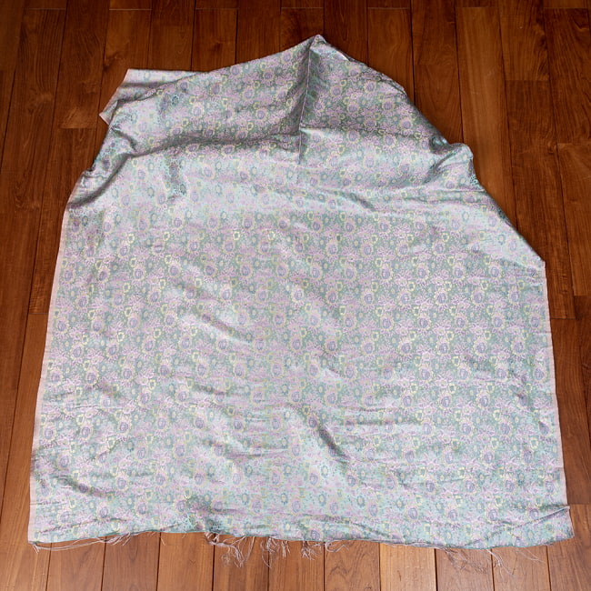 【3個セット】〔1m単位切り売り〕インドの伝統模様布　光沢感のあるブロケード生地〔約120cm〕ミント×ピンク系 3 - 全体を広げてみたところです。1mの長さごとにご購入いただけます。