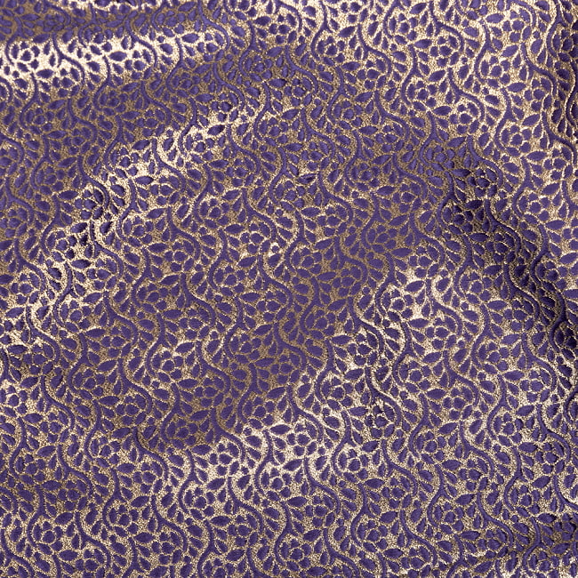 【3個セット】〔1m単位切り売り〕インドの伝統模様布　光沢感のあるブロケード生地〔約121cm〕パープル系 5 - 生地の拡大写真です