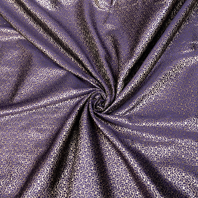 【3個セット】〔1m単位切り売り〕インドの伝統模様布　光沢感のあるブロケード生地〔約121cm〕パープル系 6 - 陰影があるとこのような感じになります