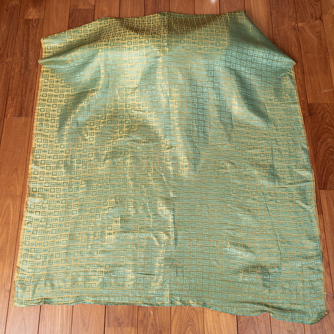 【3個セット】〔1m単位切り売り〕インドの伝統模様布　光沢感のあるブロケード生地に　美しい金糸の紋織　格子模様〔幅約117cm〕 3 - 全体を広げてみたところです。1mの長さごとにご購入いただけます。