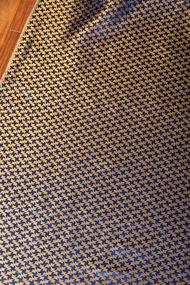 【3個セット】〔1m単位切り売り〕インドの伝統模様布　光沢感のあるブロケード生地に　美しい金糸の紋織　手裏剣〔幅約115cm〕 4 - インドならではの布ですね