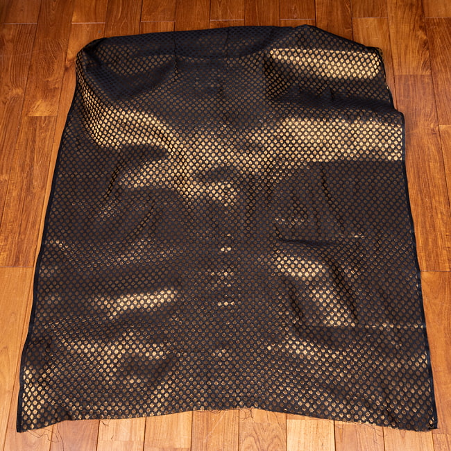 【3個セット】〔1m単位切り売り〕インドの伝統模様布　光沢感のあるブロケード生地に　美しい金糸の紋織　小花柄〔幅約109cm〕 3 - 全体を広げてみたところです。1mの長さごとにご購入いただけます。