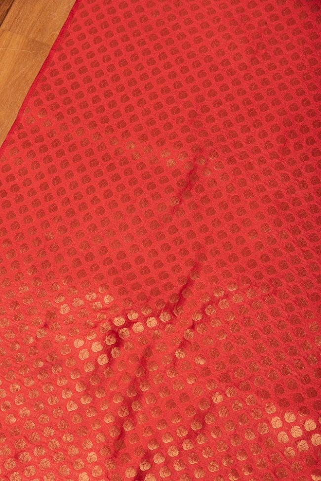 【3個セット】〔1m単位切り売り〕インドの伝統模様布　光沢感のあるブロケード生地に　美しい金糸の紋織〔幅約108cm〕 4 - インドならではの布ですね