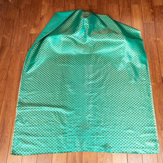 【3個セット】〔1m単位切り売り〕インドの伝統模様布　光沢感のあるブロケード生地に　美しい金糸の紋織〔幅約121cm〕 3 - 全体を広げてみたところです。1mの長さごとにご購入いただけます。