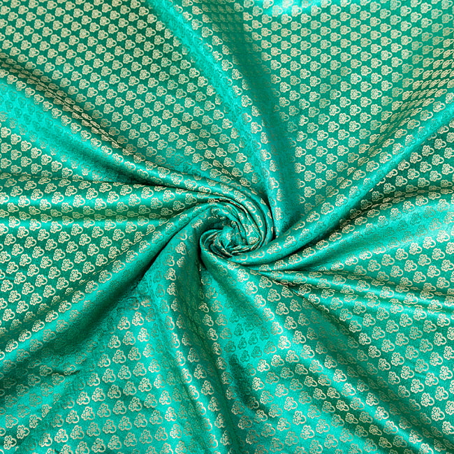 【3個セット】〔1m単位切り売り〕インドの伝統模様布　光沢感のあるブロケード生地に　美しい金糸の紋織〔幅約121cm〕 6 - 陰影があるとこのような感じになります