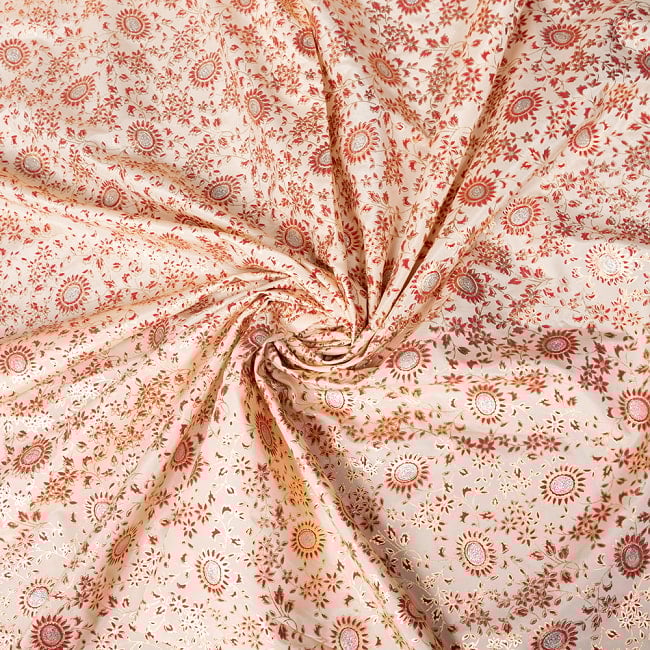 【3個セット】〔1m単位切り売り〕インドの伝統模様布〔約109cm〕クリーム×赤×金系 6 - 陰影があるとこのような感じになります