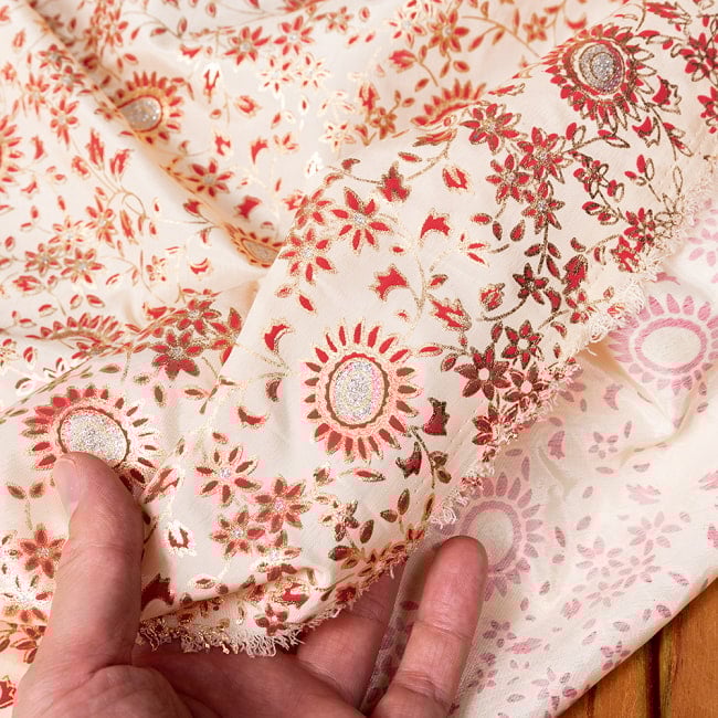 【3個セット】〔1m単位切り売り〕インドの伝統模様布〔約109cm〕クリーム×赤×金系 7 - 生地の拡大写真です