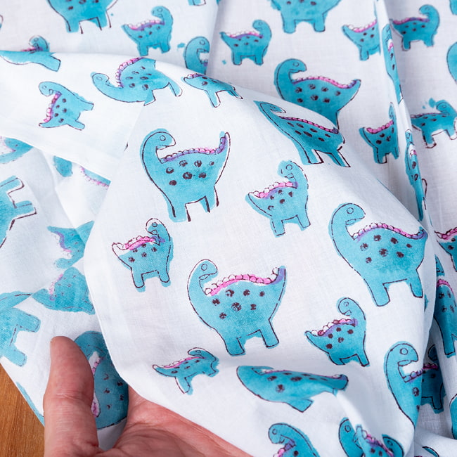 【3個セット】〔1m単位切り売り〕ジャイプル　職人手作り　　インド伝統の木版染め更紗マルチクロス〔幅約114cm〕 - インドの恐竜家族さん 8 - このような生地感になります。ウッドブロックにしか出せない風合いです。