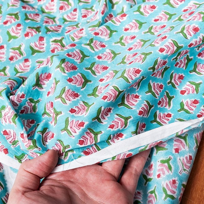 【3個セット】〔1m単位切り売り〕ジャイプル　職人手作り木版染め　色彩美しいボタニカルデザイン　おしゃれ　生地　花柄　テーブルクロス　刺繍素材などへ〔幅約105cm〕 - 青緑系 8 - このような生地感になります。ウッドブロックにしか出せない風合いです。