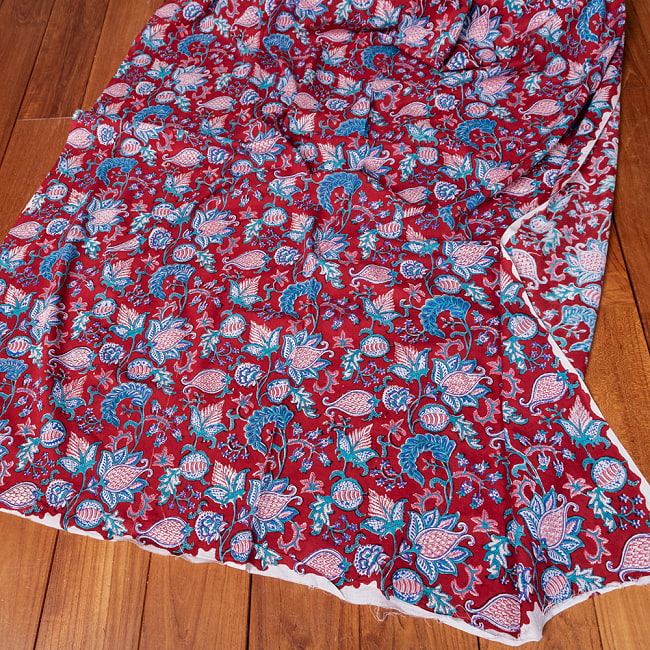 【3個セット】〔1m単位切り売り〕ジャイプル 職人手作り木版染め 色彩美しいボタニカルデザイン おしゃれ 生地 花柄 テーブルクロス 刺繍素材などへ〔幅約107cm〕 - レッド系 6 - 生地の拡大写真です