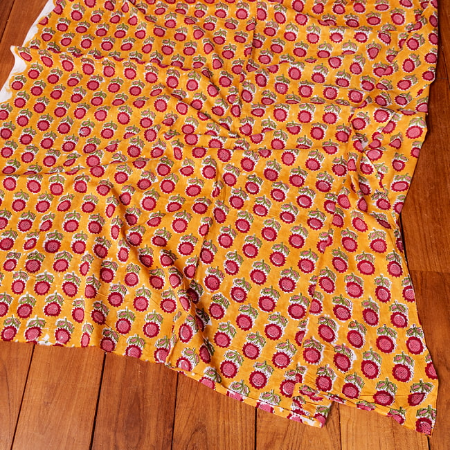 【3個セット】〔1m単位切り売り〕ジャイプル　職人手作り木版染め　色彩美しいボタニカルデザイン　おしゃれ　生地　花柄　テーブルクロス　刺繍素材などへ〔幅約108cm〕 - オレンジ系 6 - 生地の拡大写真です