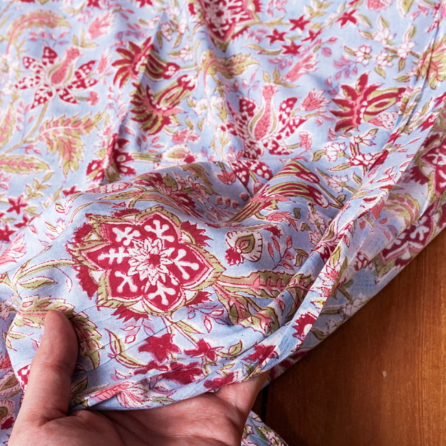 【3個セット】〔1m単位切り売り〕ジャイプル　職人手作り木版染め　色彩美しいボタニカルデザイン　おしゃれ　生地　花柄　テーブルクロス　刺繍素材などへ〔幅約108cm〕 - サックスブルー系 8 - このような生地感になります。ウッドブロックにしか出せない風合いです。