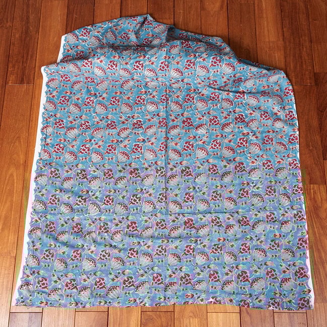 【3個セット】〔1m単位切り売り〕ジャイプル　職人手作り木版染め　色彩美しいボタニカルデザイン　おしゃれ　生地　花柄　テーブルクロス　刺繍素材などへ〔幅約109cm〕 - ティールブルー系 3 - 生地を広げてみたところです。横幅もしっかりあります。注文個数に応じた長さにカットしてお送りいたします。