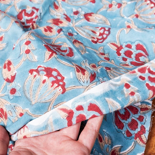 【3個セット】〔1m単位切り売り〕ジャイプル　職人手作り木版染め　色彩美しいボタニカルデザイン　おしゃれ　生地　花柄　テーブルクロス　刺繍素材などへ〔幅約109cm〕 - ティールブルー系 8 - このような生地感になります。ウッドブロックにしか出せない風合いです。
