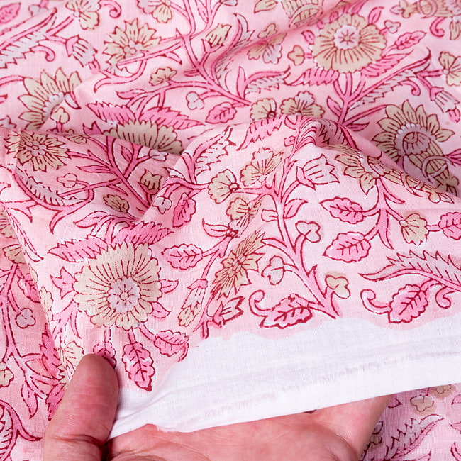 【3個セット】〔1m単位切り売り〕ジャイプル　職人手作り木版染め　色彩美しいボタニカルデザイン　おしゃれ　生地　花柄　テーブルクロス　刺繍素材などへ〔幅約109cm〕 - ピンク系 8 - このような生地感になります。ウッドブロックにしか出せない風合いです。