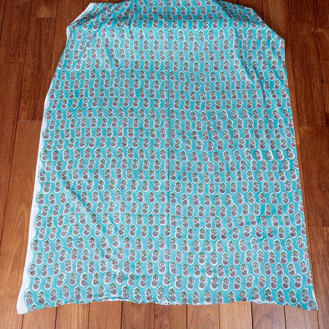 【3個セット】〔1m単位切り売り〕ジャイプル　職人手作り木版染め　色彩美しいボタニカルデザイン　おしゃれ　生地　花柄　テーブルクロス　刺繍素材などへ〔幅約109cm〕 - ミントグリーン系 3 - 生地を広げてみたところです。横幅もしっかりあります。注文個数に応じた長さにカットしてお送りいたします。