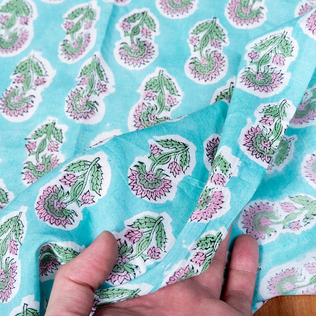 【3個セット】〔1m単位切り売り〕ジャイプル　職人手作り木版染め　色彩美しいボタニカルデザイン　おしゃれ　生地　花柄　テーブルクロス　刺繍素材などへ〔幅約109cm〕 - ミントグリーン系 8 - このような生地感になります。ウッドブロックにしか出せない風合いです。
