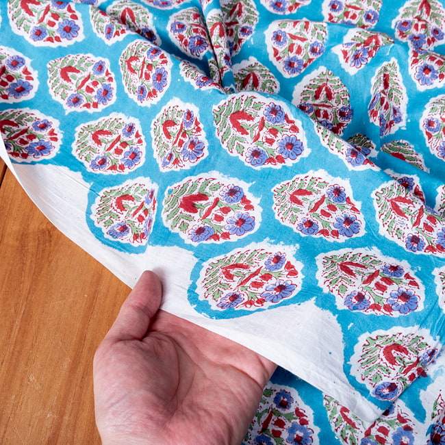 【3個セット】〔1m単位切り売り〕ジャイプル　職人手作り木版染め　色彩美しいボタニカルデザイン　おしゃれ　生地　花柄　テーブルクロス　刺繍素材などへ〔幅約110.5cm〕 - ブルー系 8 - このような生地感になります。ウッドブロックにしか出せない風合いです。