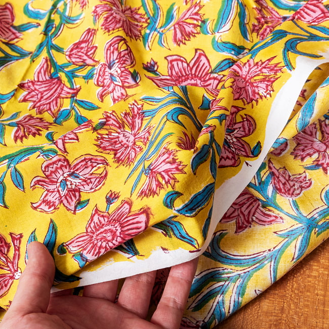 【3個セット】〔1m単位切り売り〕ジャイプル　職人手作り木版染め　色彩美しいボタニカルデザイン　おしゃれ　生地　花柄　テーブルクロス　刺繍素材などへ〔幅約110cm〕 - イエロー系 8 - このような生地感になります。ウッドブロックにしか出せない風合いです。