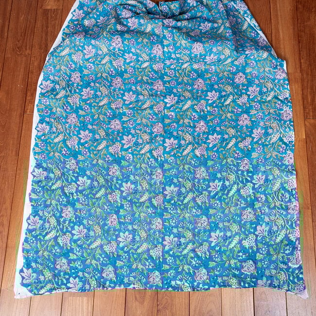 【3個セット】〔1m単位切り売り〕ジャイプル　職人手作り木版染め　色彩美しいボタニカルデザイン　おしゃれ　生地　花柄　テーブルクロス　刺繍素材などへ〔幅約110cm〕 - ブルー系 3 - 生地を広げてみたところです。横幅もしっかりあります。注文個数に応じた長さにカットしてお送りいたします。