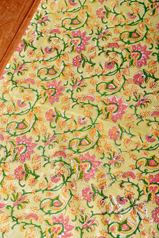 【3個セット】〔1m単位切り売り〕ジャイプル　職人手作り木版染め　色彩美しいボタニカルデザイン　おしゃれ　生地　花柄　テーブルクロス　刺繍素材などへ〔幅約110cm〕 - 黄緑系 4 - 1mの長さごとにご購入いただけます。