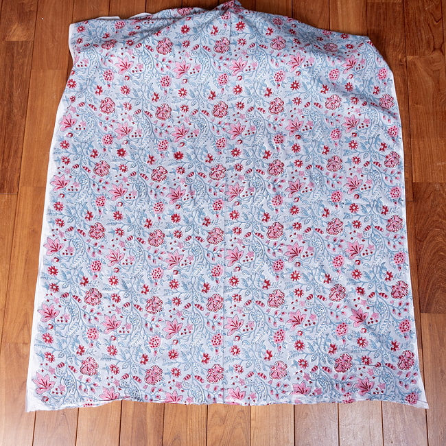 【3個セット】〔1m単位切り売り〕ジャイプル　職人手作り木版染め　色彩美しいボタニカルデザイン　おしゃれ　生地　花柄　テーブルクロス　刺繍素材などへ〔幅約111cm〕 - グレー系 3 - 生地を広げてみたところです。横幅もしっかりあります。注文個数に応じた長さにカットしてお送りいたします。