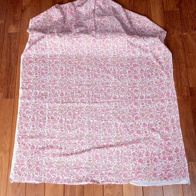 【3個セット】〔1m単位切り売り〕ジャイプル　職人手作り木版染め　色彩美しいボタニカルデザイン　おしゃれ　生地　花柄　テーブルクロス　刺繍素材などへ〔幅約111cm〕 - ピンク系 3 - 生地を広げてみたところです。横幅もしっかりあります。注文個数に応じた長さにカットしてお送りいたします。