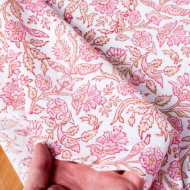【3個セット】〔1m単位切り売り〕ジャイプル　職人手作り木版染め　色彩美しいボタニカルデザイン　おしゃれ　生地　花柄　テーブルクロス　刺繍素材などへ〔幅約111cm〕 - ピンク系 8 - このような生地感になります。ウッドブロックにしか出せない風合いです。