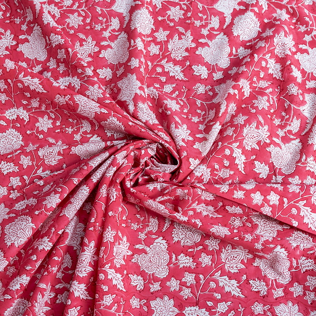 【3個セット】〔1m単位切り売り〕ジャイプル　職人手作り木版染め　色彩美しいボタニカルデザイン　おしゃれ　生地　花柄　テーブルクロス　刺繍素材などへ〔幅約111cm〕 - ピンク系 6 - 生地の拡大写真です