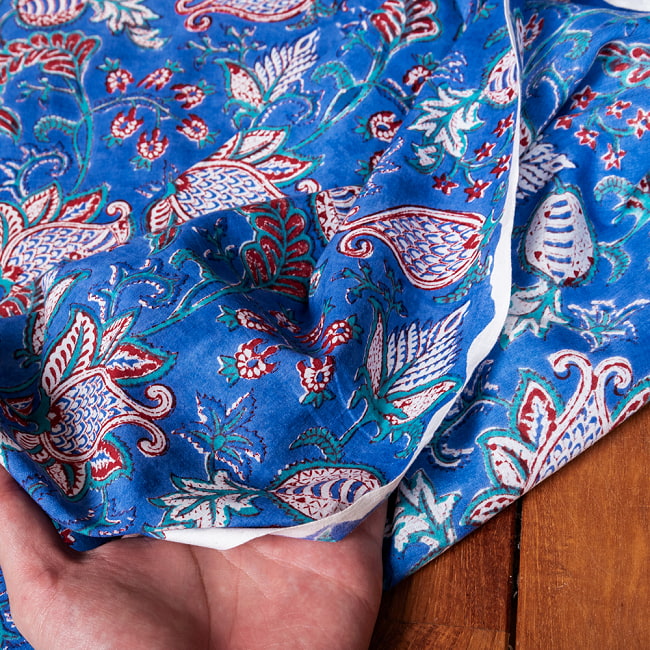 【3個セット】〔1m単位切り売り〕ジャイプル 職人手作り木版染め 色彩美しいボタニカルデザイン おしゃれ 生地 花柄 テーブルクロス 刺繍素材などへ〔幅約111cm〕 - ブルー系 8 - このような生地感になります。ウッドブロックにしか出せない風合いです。