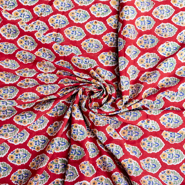 【3個セット】〔1m単位切り売り〕ジャイプル　職人手作り木版染め　色彩美しいボタニカルデザイン　おしゃれ　生地　花柄　テーブルクロス　刺繍素材などへ〔幅約111cm〕 - レッド系 6 - 生地の拡大写真です