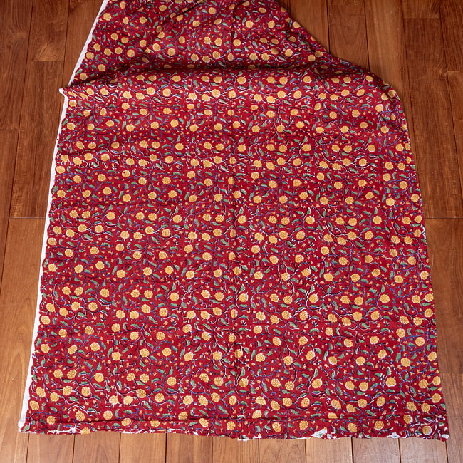 【3個セット】〔1m単位切り売り〕ジャイプル　職人手作り木版染め　色彩美しいボタニカルデザイン　おしゃれ　生地　花柄　テーブルクロス　刺繍素材などへ〔幅約111cm〕 - レッド系 3 - 生地を広げてみたところです。横幅もしっかりあります。注文個数に応じた長さにカットしてお送りいたします。