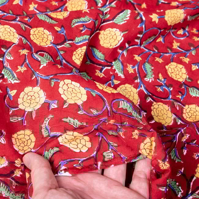 【3個セット】〔1m単位切り売り〕ジャイプル　職人手作り木版染め　色彩美しいボタニカルデザイン　おしゃれ　生地　花柄　テーブルクロス　刺繍素材などへ〔幅約111cm〕 - レッド系 8 - このような生地感になります。ウッドブロックにしか出せない風合いです。