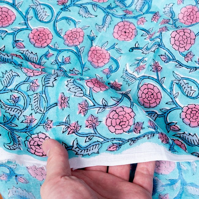 【3個セット】〔1m単位切り売り〕ジャイプル　職人手作り木版染め　色彩美しいボタニカルデザイン　おしゃれ　生地　花柄　テーブルクロス　刺繍素材などへ〔幅約111cm〕 - 青緑系 8 - このような生地感になります。ウッドブロックにしか出せない風合いです。