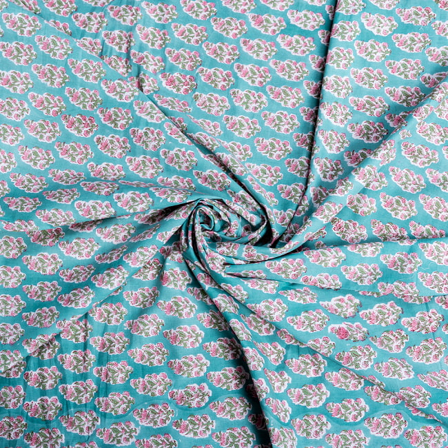 【3個セット】〔1m単位切り売り〕ジャイプル　職人手作り木版染め　色彩美しいボタニカルデザイン　おしゃれ　生地　花柄　テーブルクロス　刺繍素材などへ〔幅約112cm〕 - グリーン系 6 - 生地の拡大写真です