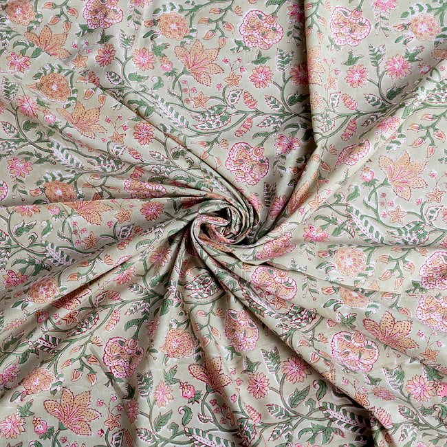 【3個セット】〔1m単位切り売り〕ジャイプル　職人手作り木版染め　色彩美しいボタニカルデザイン　おしゃれ　生地　花柄　テーブルクロス　刺繍素材などへ〔幅約112cm〕 - ライトグリーン系 6 - 生地の拡大写真です