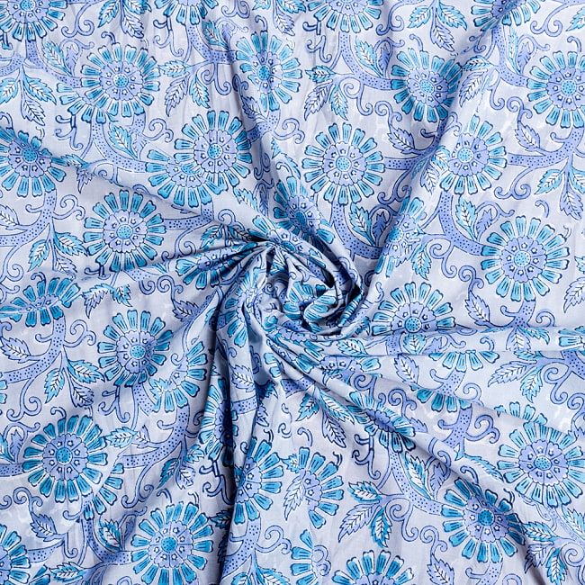 【3個セット】〔1m単位切り売り〕ジャイプル　職人手作り木版染め　色彩美しいボタニカルデザイン　おしゃれ　生地　花柄　テーブルクロス　刺繍素材などへ〔幅約113cm〕 - グレー系 6 - 生地の拡大写真です