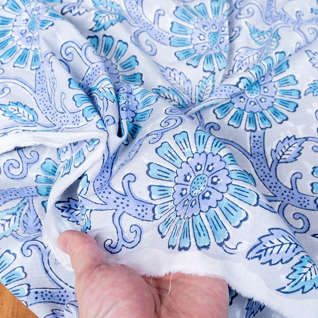 【3個セット】〔1m単位切り売り〕ジャイプル　職人手作り木版染め　色彩美しいボタニカルデザイン　おしゃれ　生地　花柄　テーブルクロス　刺繍素材などへ〔幅約113cm〕 - グレー系 8 - このような生地感になります。ウッドブロックにしか出せない風合いです。