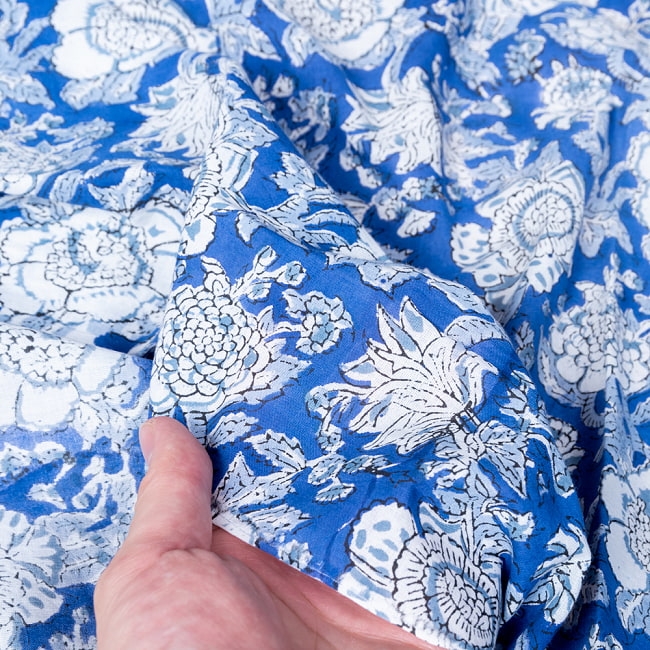 【3個セット】〔1m単位切り売り〕ジャイプル　職人手作り木版染め　色彩美しいボタニカルデザイン　おしゃれ　生地　花柄　テーブルクロス　刺繍素材などへ〔幅約113cm〕 - ブルー 系 8 - このような生地感になります。ウッドブロックにしか出せない風合いです。