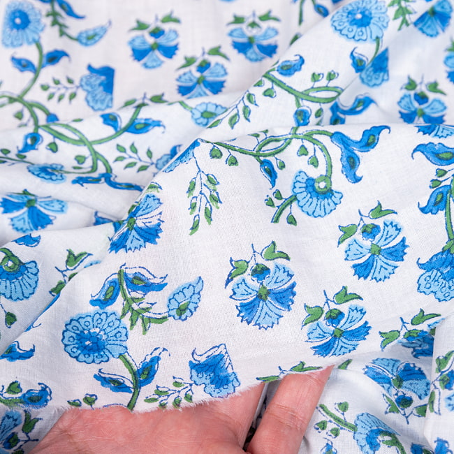 【3個セット】〔1m単位切り売り〕ジャイプル　職人手作り木版染め　色彩美しいボタニカルデザイン　おしゃれ　生地　花柄　テーブルクロス　刺繍素材などへ〔幅約113cm〕 - ブルー×ホワイト系 7 - 生地を広げてみたところです。横幅もしっかりあります。注文個数に応じた長さにカットしてお送りいたします。