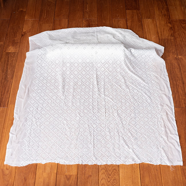 【3個セット】〔1m単位切り売り〕ミラーワークと刺繍入りメッシュ　シースルー生地布〔幅約107cm〕　ホワイト 3 - 全体を広げてみたところです。1mの長さごとにご購入いただけます。