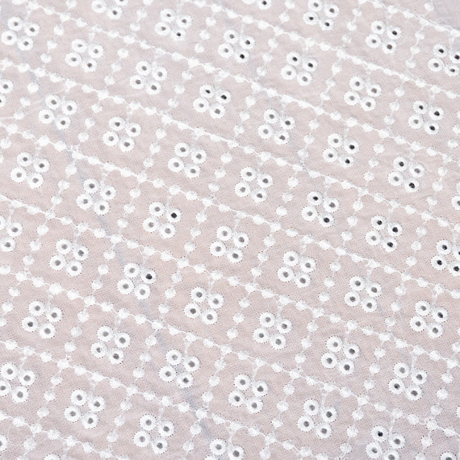 【3個セット】〔1m単位切り売り〕ミラーワークと刺繍入りメッシュ　シースルー生地布〔幅約107cm〕　ホワイト 5 - 生地の拡大写真です