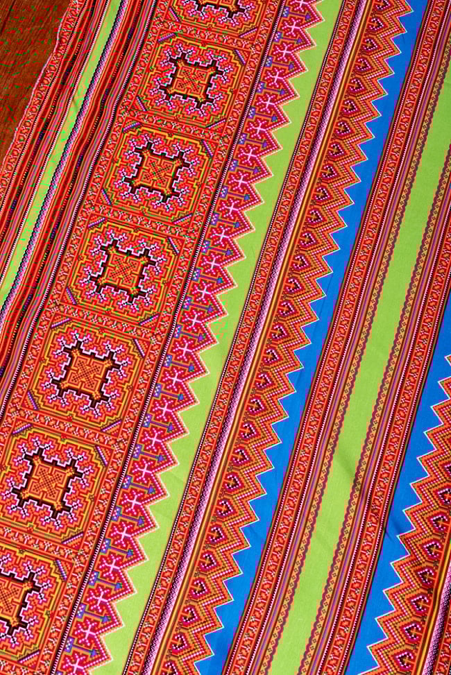 【3個セット】〔1m単位切り売り〕モン族の刺繍風プリントファブリック　生地　少数民族　フォークロア　民俗的　トライバル〔約159cm〕 4 - 1mの長さごとにご購入いただけます。