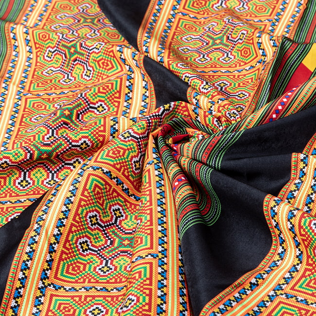 【3個セット】〔1m単位切り売り〕モン族の刺繍風プリントファブリック 生地 少数民族 フォークロア 民俗的 トライバル〔約160cm〕 7 - 別の角度からの写真です