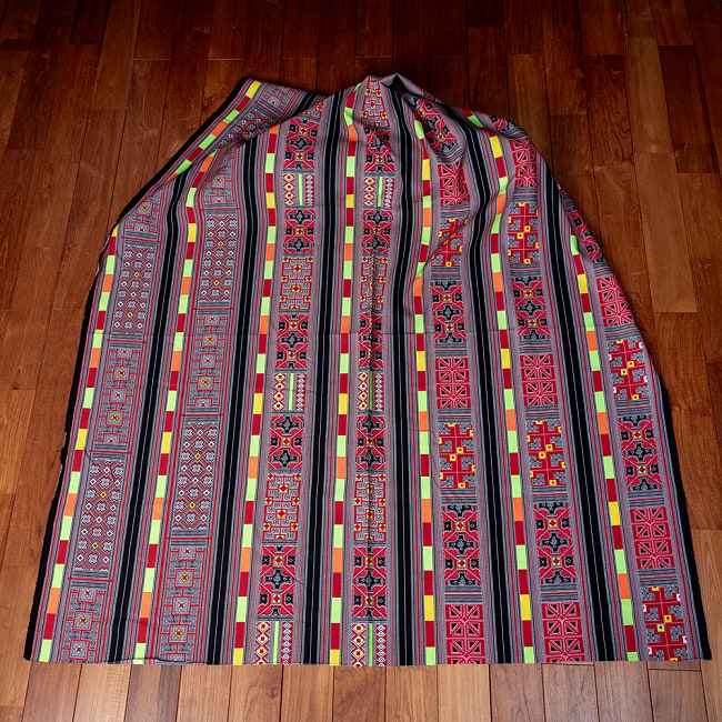 【3個セット】〔1m単位切り売り〕モン族の刺繍風プリントファブリック　生地　少数民族　フォークロア　民俗的　トライバル〔約162cm〕 3 - 生地を広げてみたところです。横幅もしっかりあります。注文個数に応じた長さにカットしてお送りいたします。