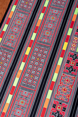 【3個セット】〔1m単位切り売り〕モン族の刺繍風プリントファブリック　生地　少数民族　フォークロア　民俗的　トライバル〔約162cm〕 - サブ4