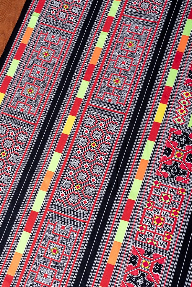 【3個セット】〔1m単位切り売り〕モン族の刺繍風プリントファブリック　生地　少数民族　フォークロア　民俗的　トライバル〔約162cm〕 4 - 1mの長さごとにご購入いただけます。