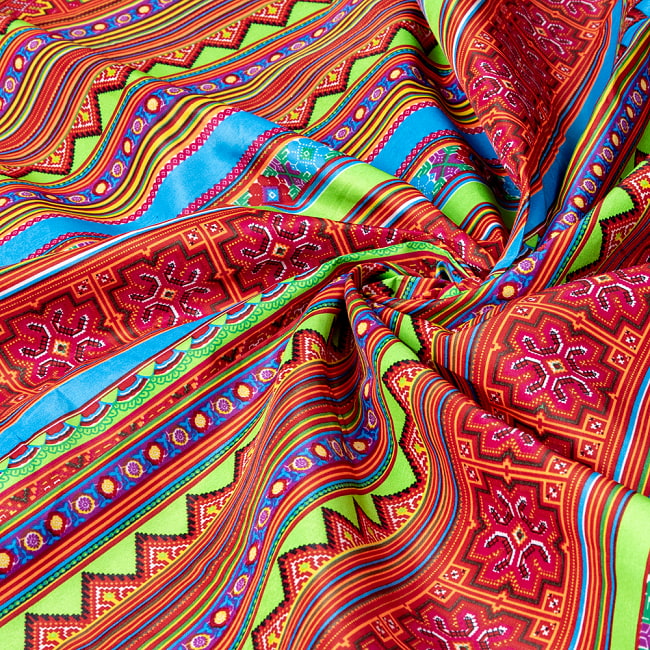 【3個セット】〔1m単位切り売り〕モン族の刺繍風プリントファブリック　生地　少数民族　フォークロア　民俗的　トライバル〔約169cm〕 7 - 別の角度からの写真です