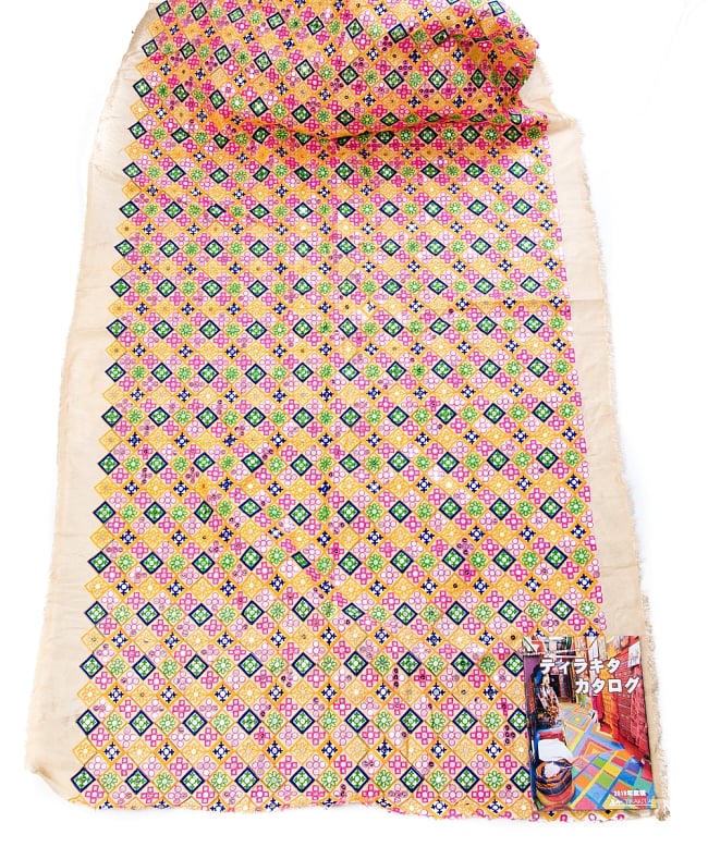 【3個セット】〔1m単位切り売り〕ラジャスタンの刺繍布〔108cm〕 - シャンパンゴールド 4 - 布を広げてみたところです。横幅もしっかり大きなサイズ。布の上に置かれているのはサイズ比較用の当店A4サイズカタログです。