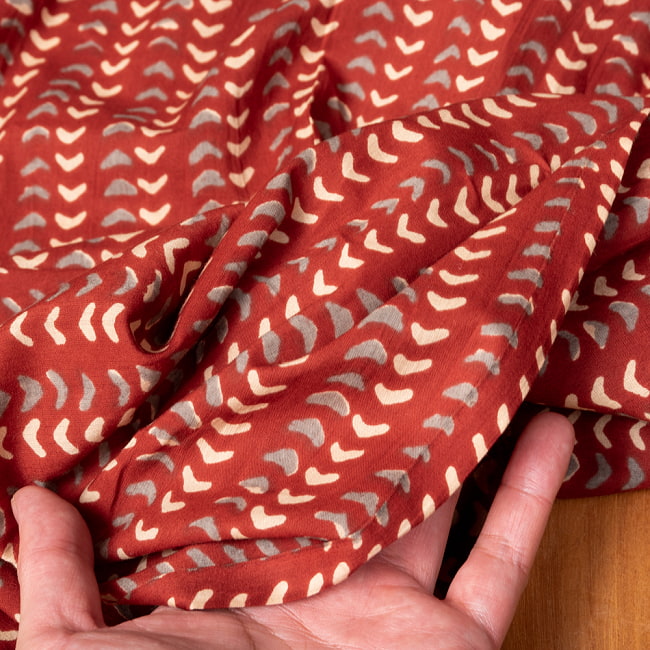 【3個セット】〔1m単位切り売り〕伝統息づく南インドから　昔ながらの更紗模様布〔約105cm〕レンガ系 7 - 生地の拡大写真です